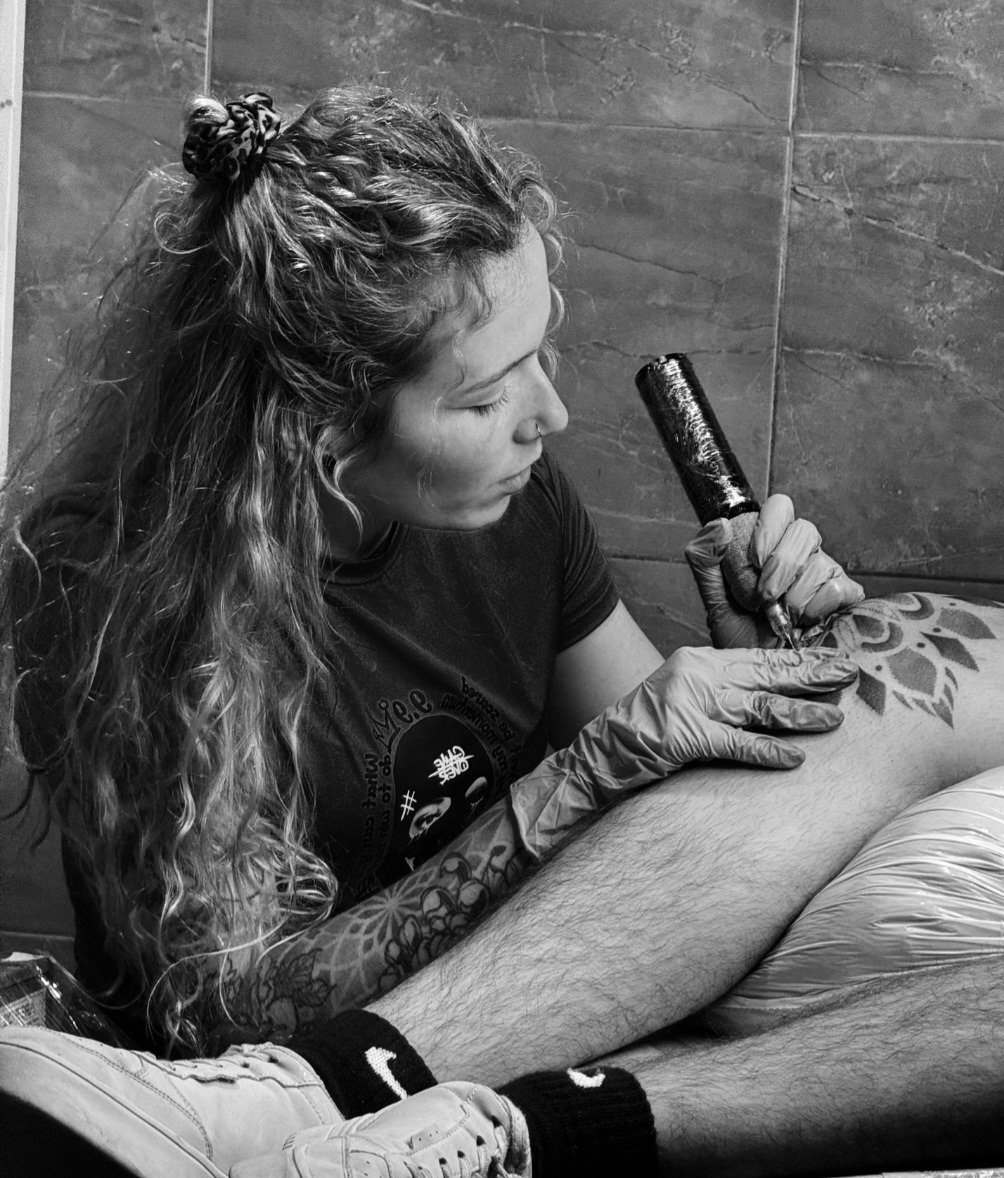 Sara tatuadora en Retiro Tattoo Madrid