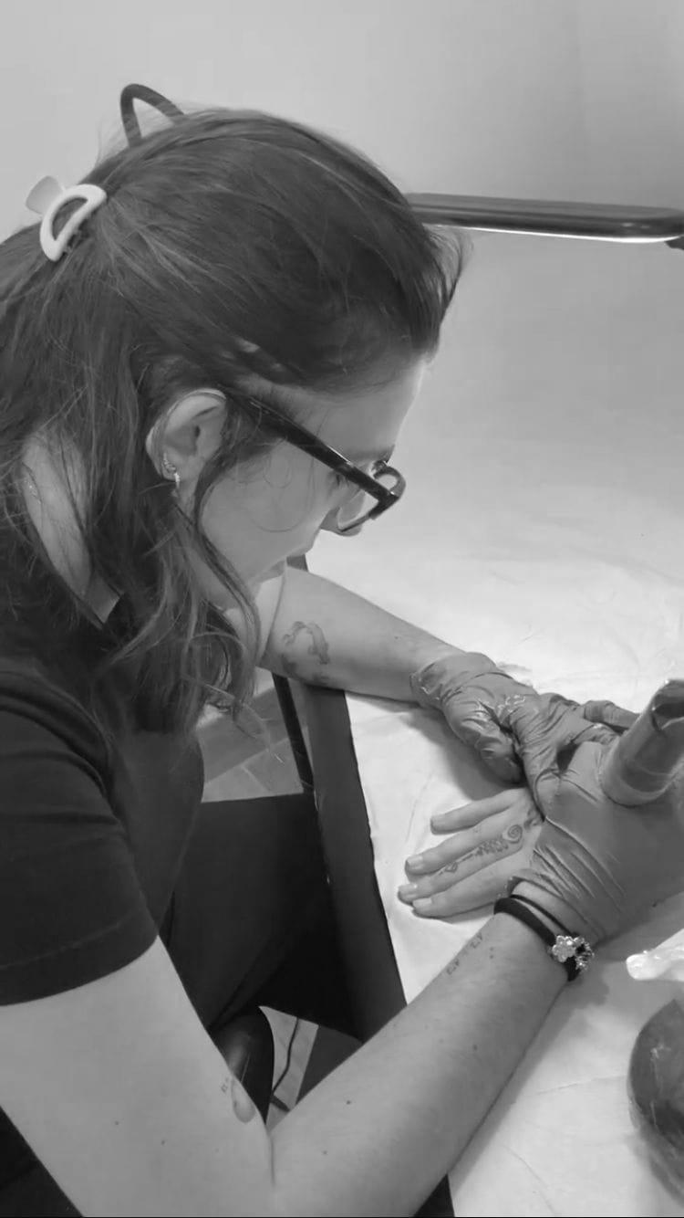 Desi tatuadora en Retiro Tattoo Madrid
