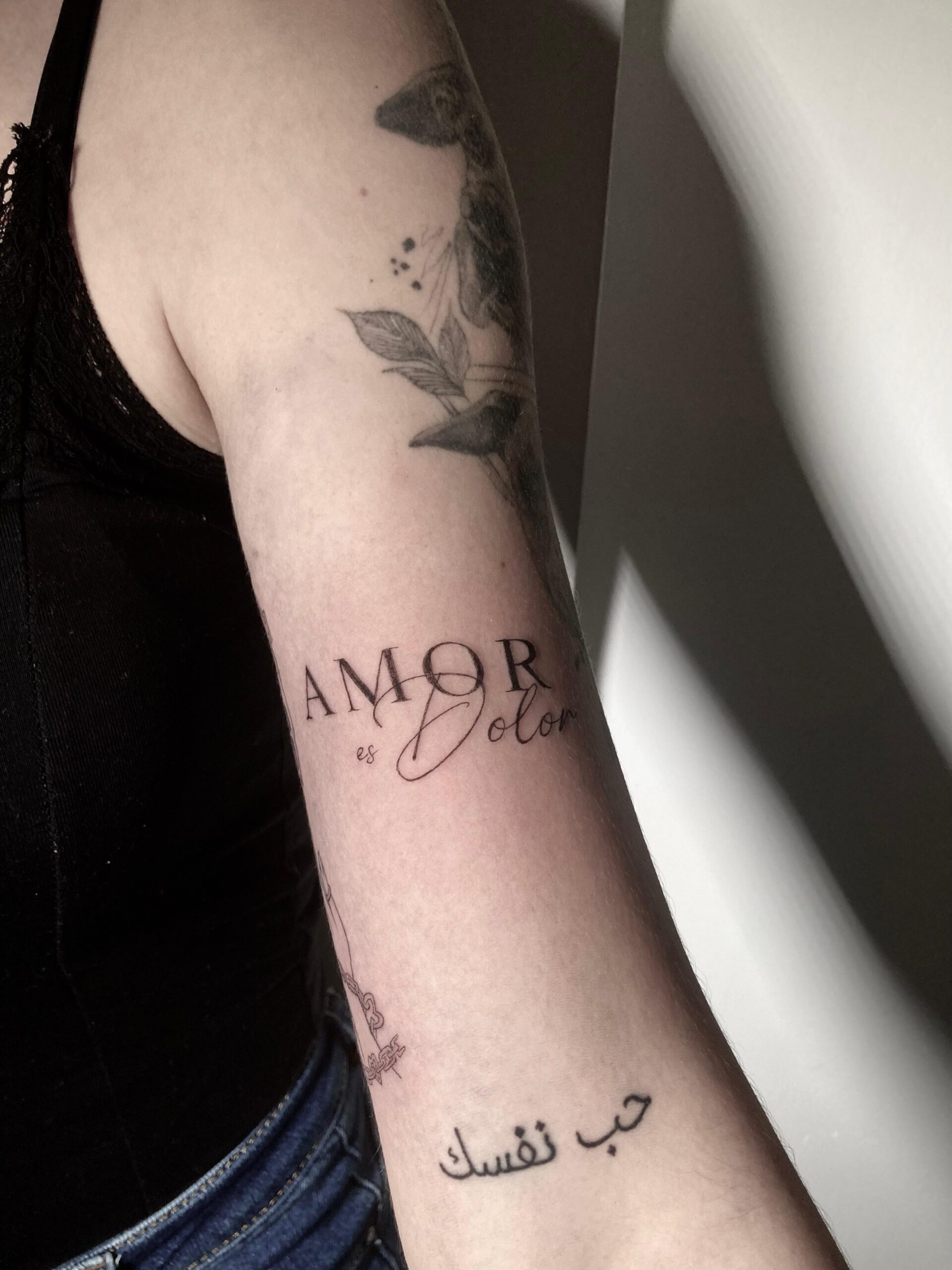 Tatuaje de lettering fino y caligrafía en Madrid